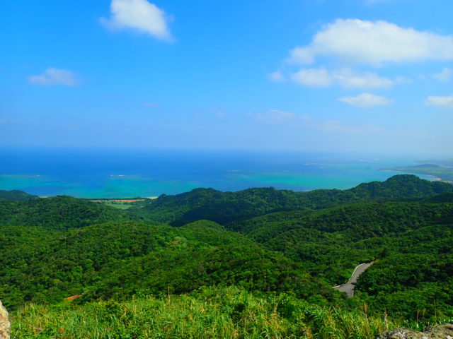 山の緑と海が広がる石垣島の景色