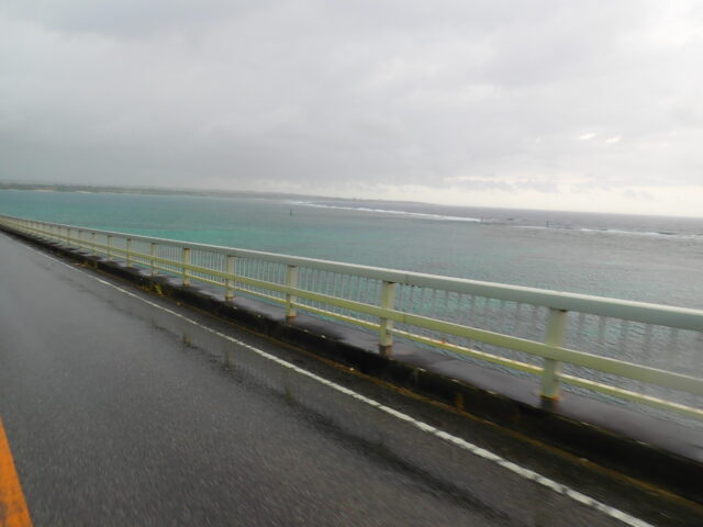 雨の日の宮古島の橋と海