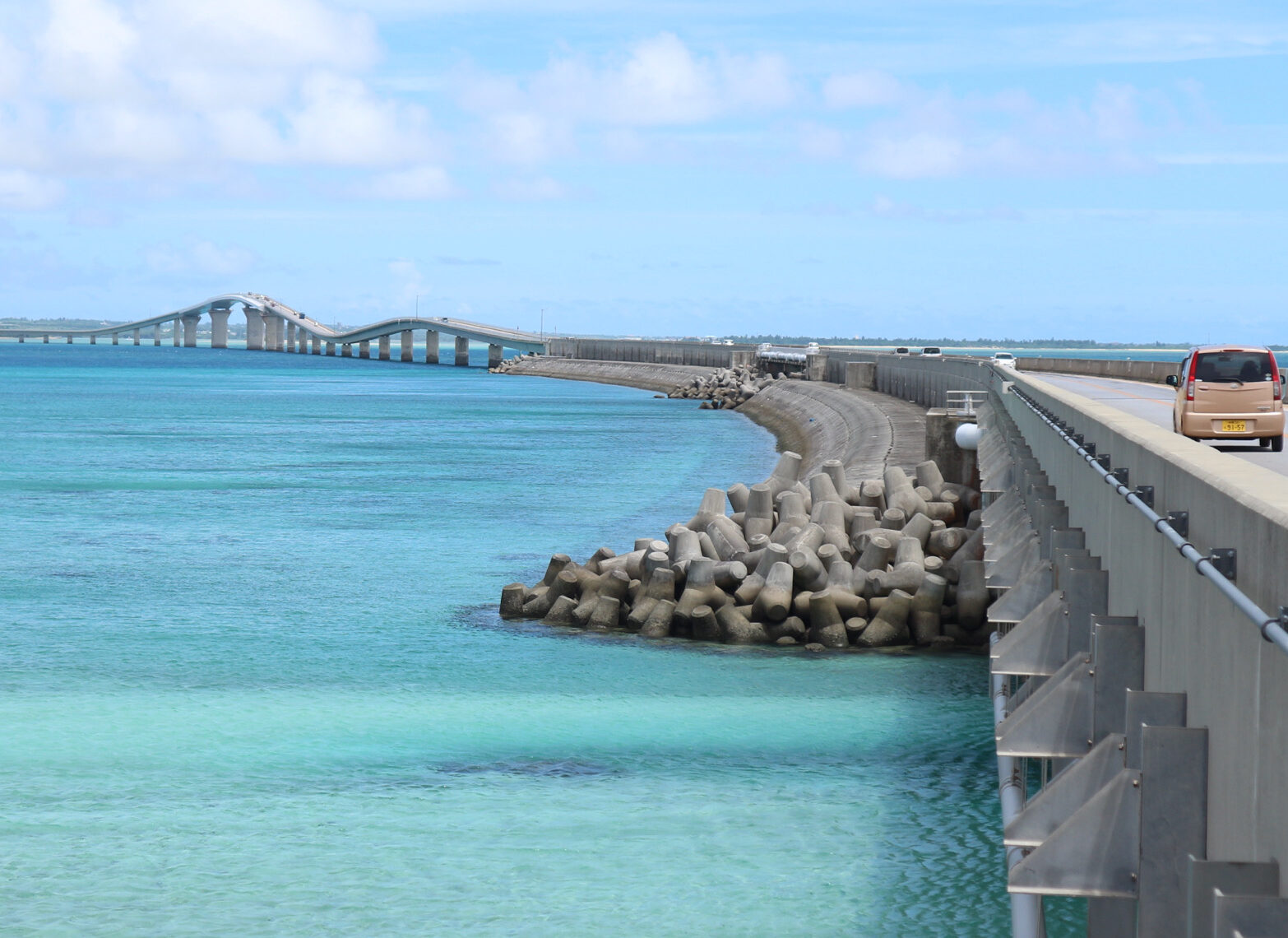 宮古島と離島をつなぐ眺め抜群の