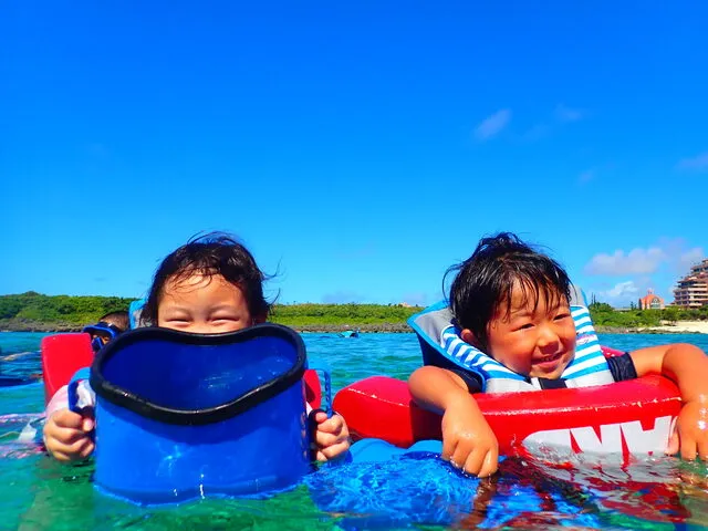 孩子们在宫古岛的海中嬉戏的画面。
