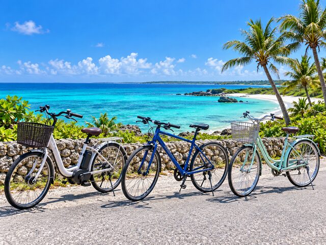 宮古島の海沿いに並ぶ種類の違うレンタサイクル