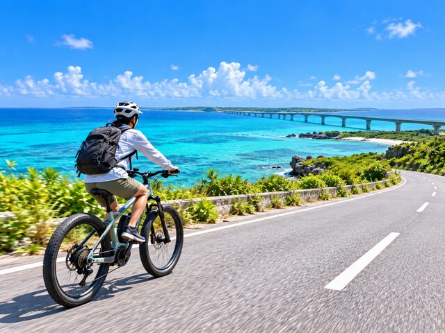 伊良部島の海沿いをe-bikeで走るサイクリング